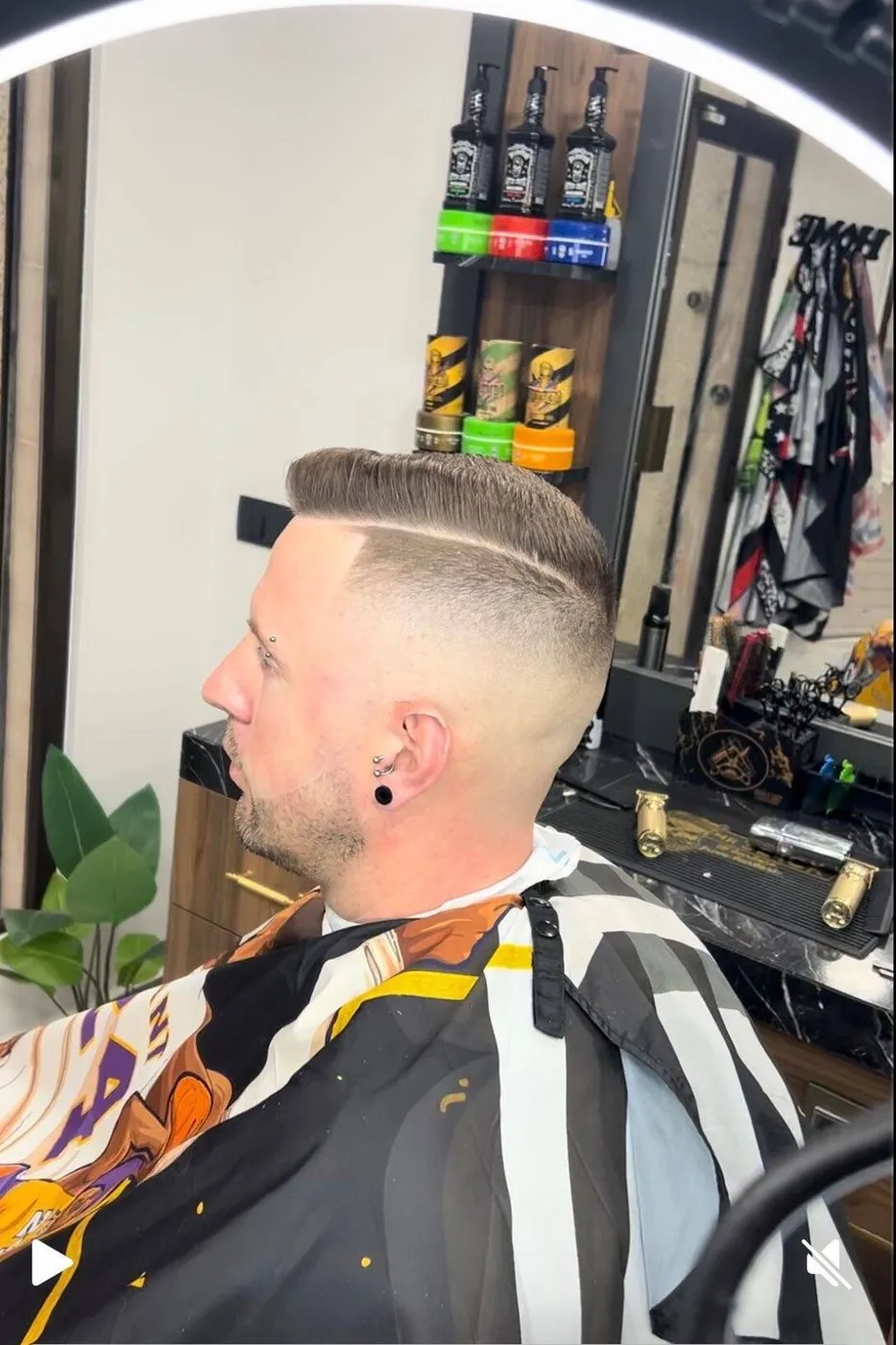 Cliente de perfil con un degradado alto muy marcado