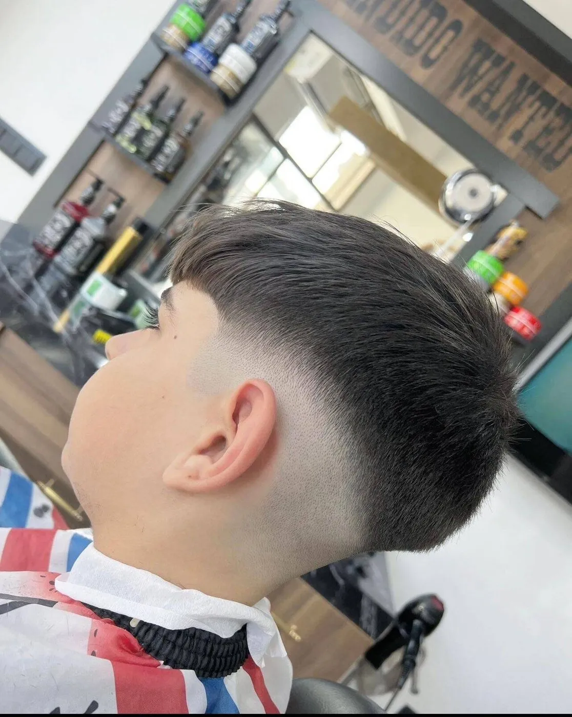 Degradado bajo en la nuca con el pelo de arriba largo hacia delante