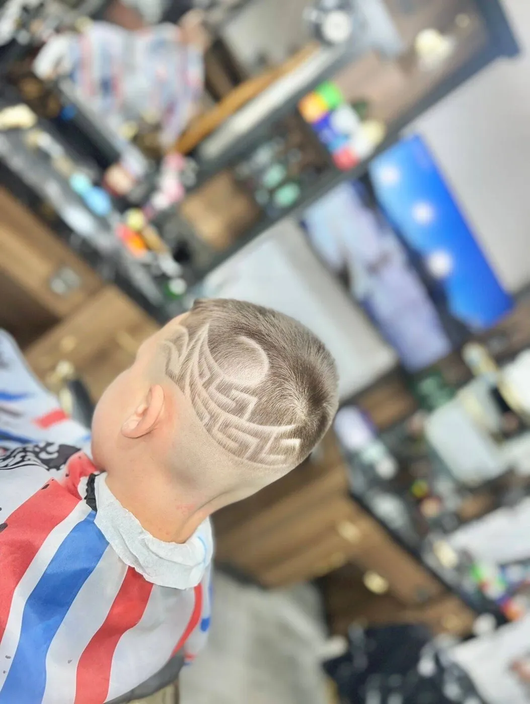 Lateral con un diseño de líneas curvas y puntas hecho a navaja
