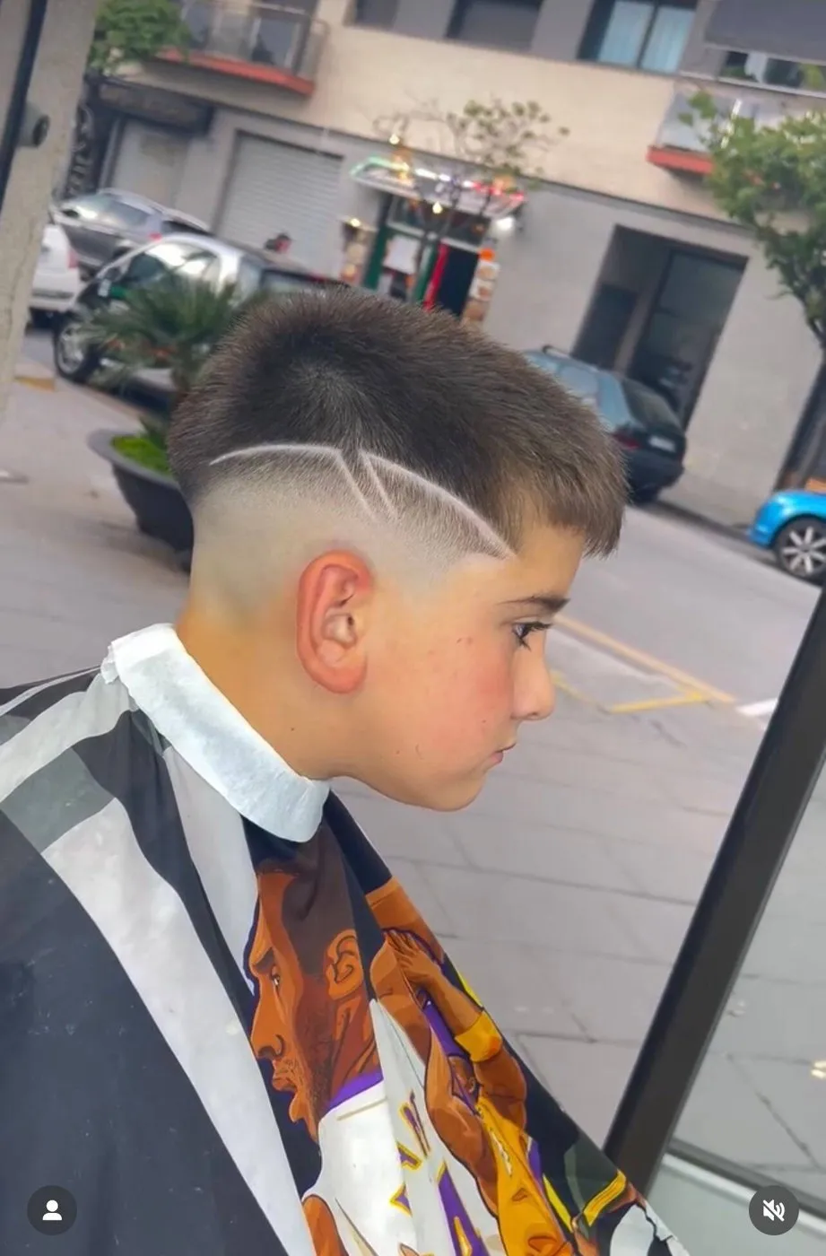 Niño con degradado y una raya diagonal en el lateral