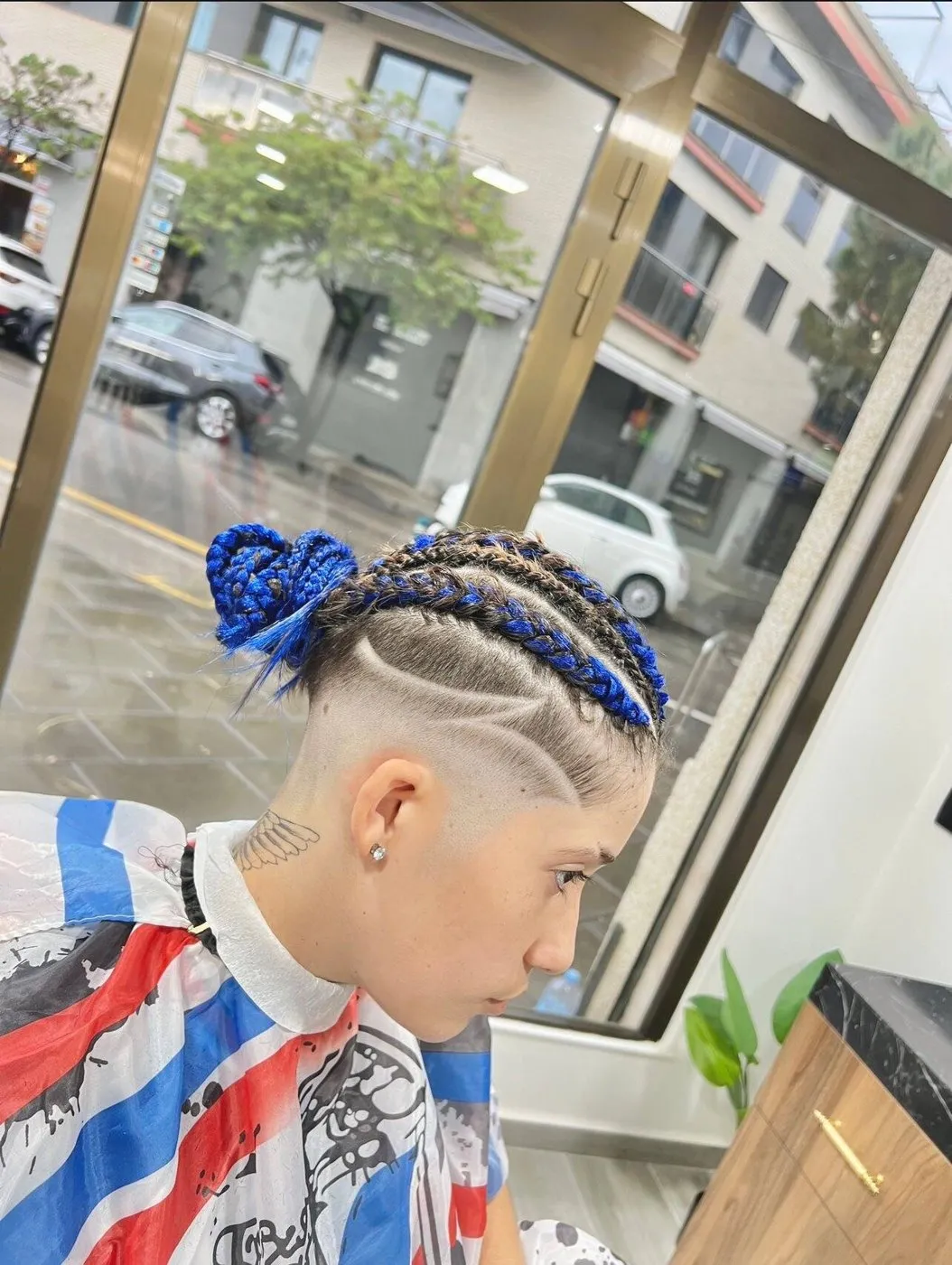Trenzas pegadas con hilo azul y una raya a navaja en el lateral